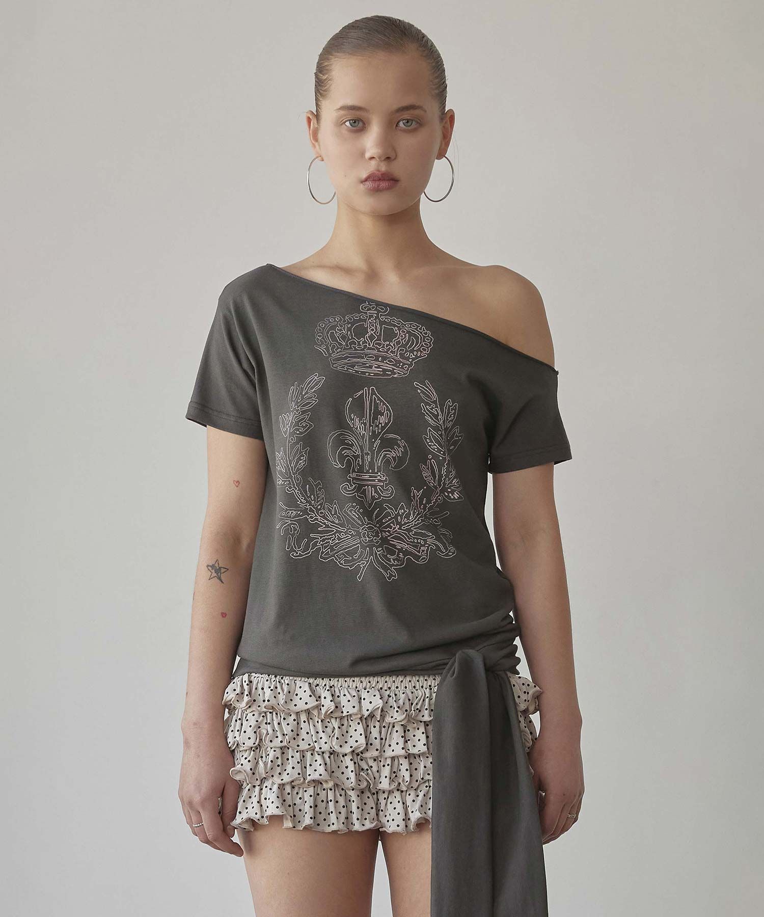MUSINSA | SCULPTOR Chateau Shithole Tie Tee Charcoal