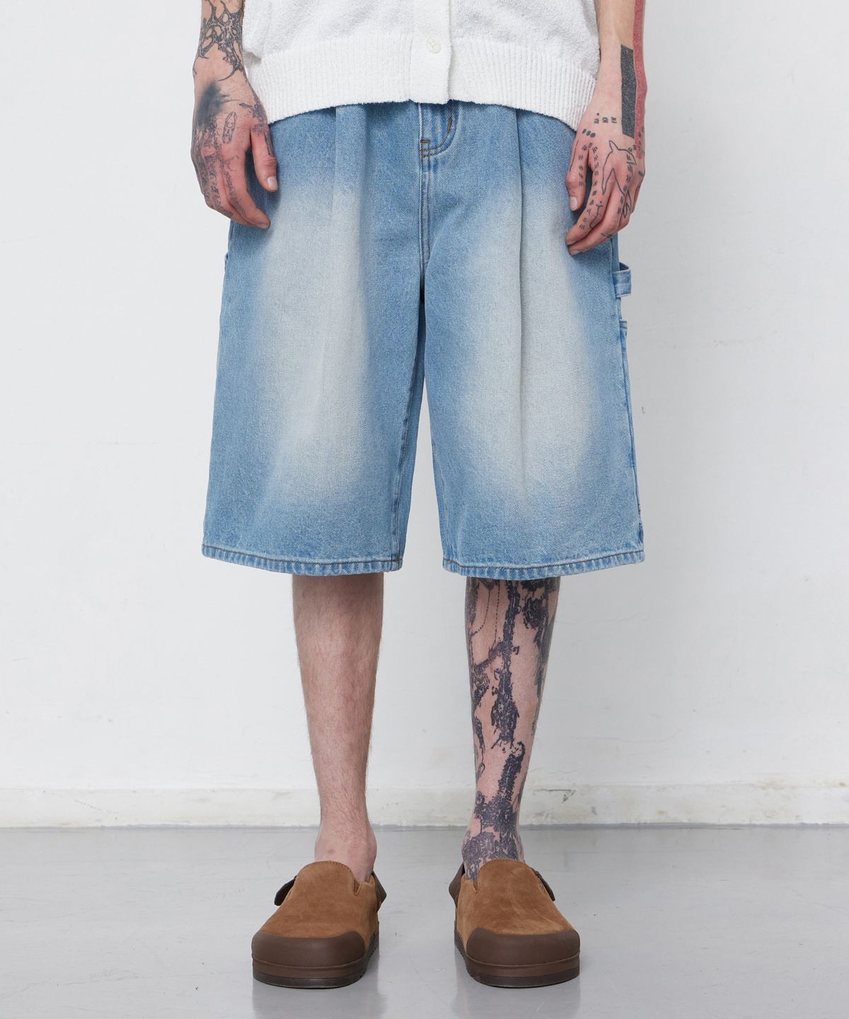 브이투(VTWO) 와이드 카펜터 버뮤다 데님 팬츠 (LIGHT BLUE)