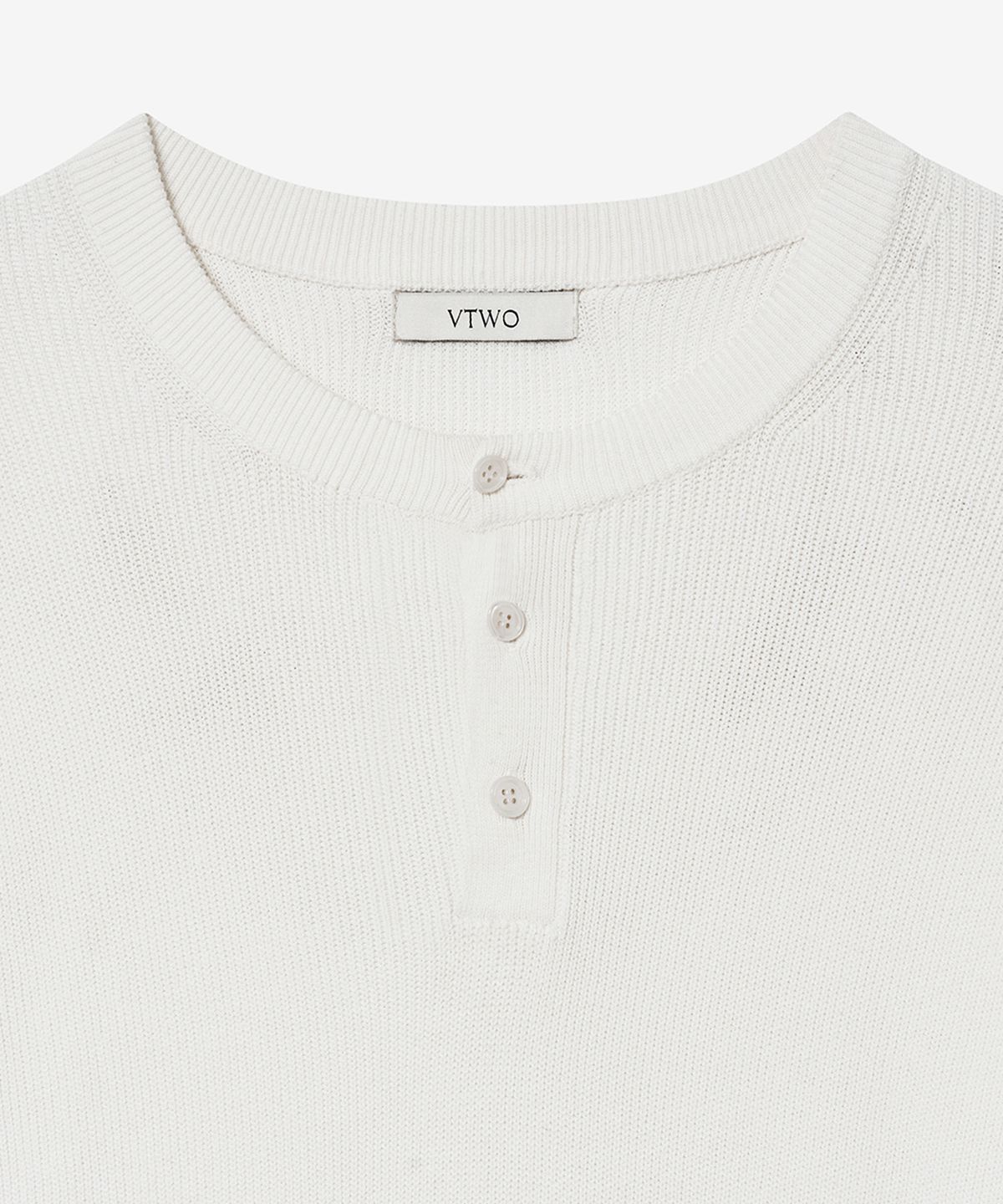 브이투(VTWO) 워셔블 헨리넥 하프 니트 (IVORY)