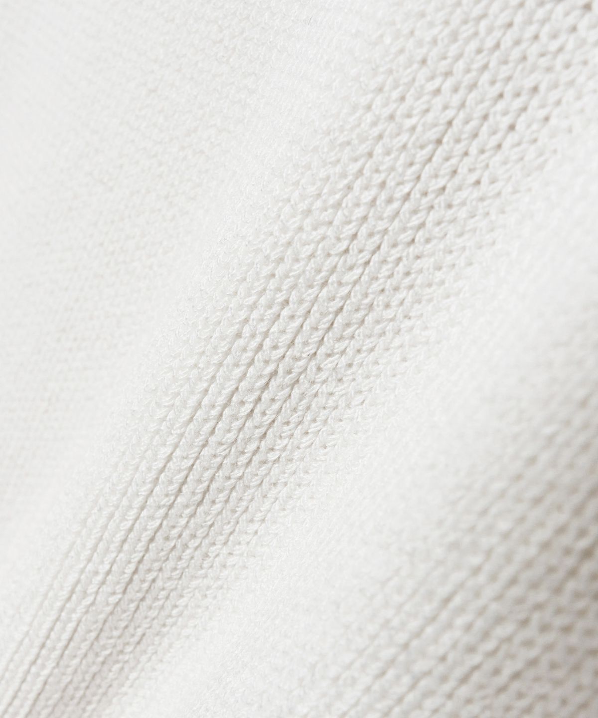 브이투(VTWO) 워셔블 헨리넥 하프 니트 (IVORY)