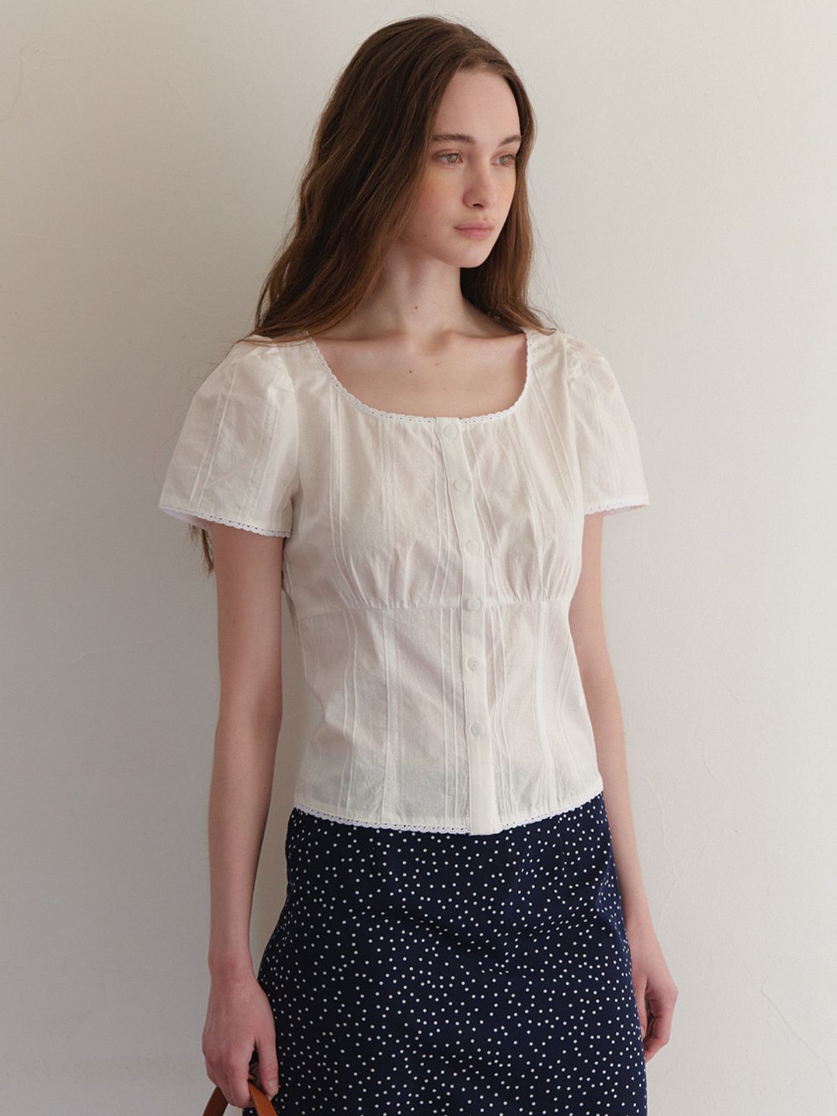 어몽(AMONG) A SQUARE NECK LACE BLOUSE__IVORY