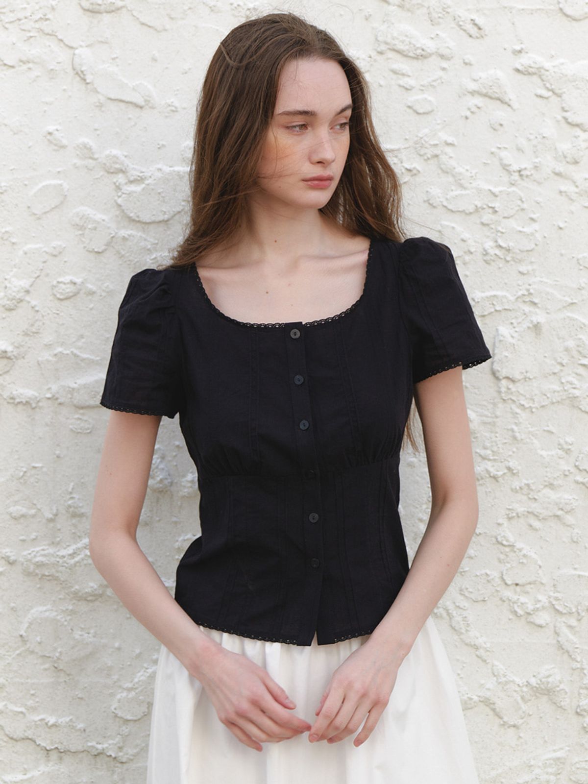 어몽(AMONG) A SQUARE NECK LACE BLOUSE__BLACK