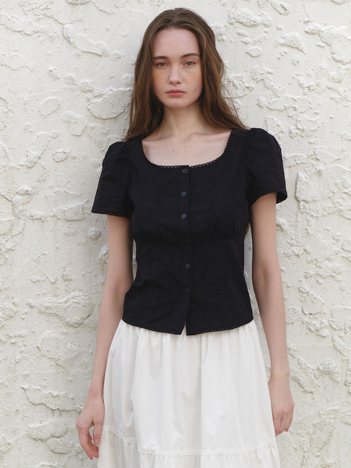 어몽(AMONG) A SQUARE NECK LACE BLOUSE__BLACK