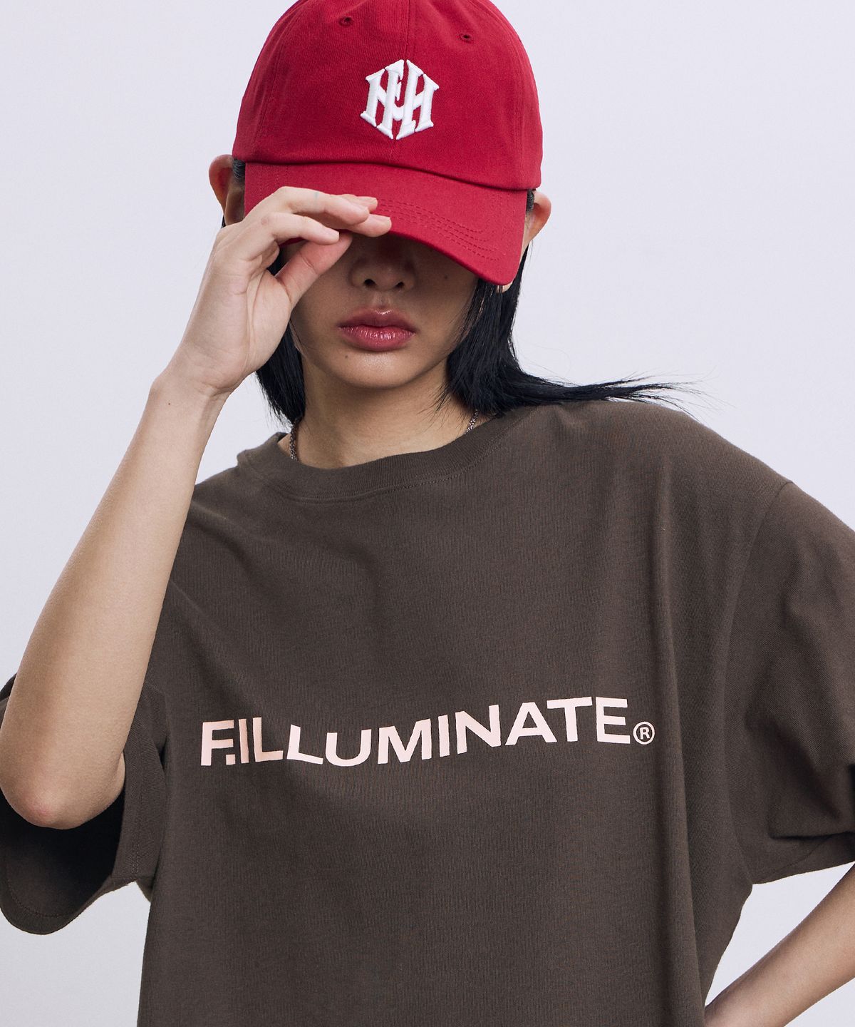 필루미네이트(FILLUMINATE) 시그니처 어센틱 로고 티셔츠-브라운