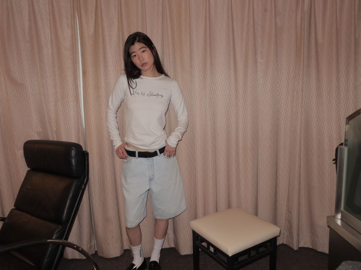 어텐즈(ATTENDS) He is sleeping tee shirt (White)