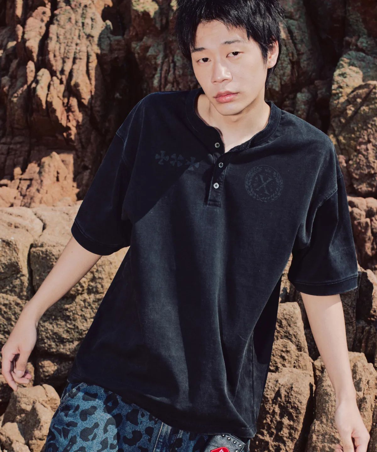 엑스톤즈(XTONZ) XTT141 클로버 빈티지 워싱 헨리넥 티셔츠 (BLACK)
