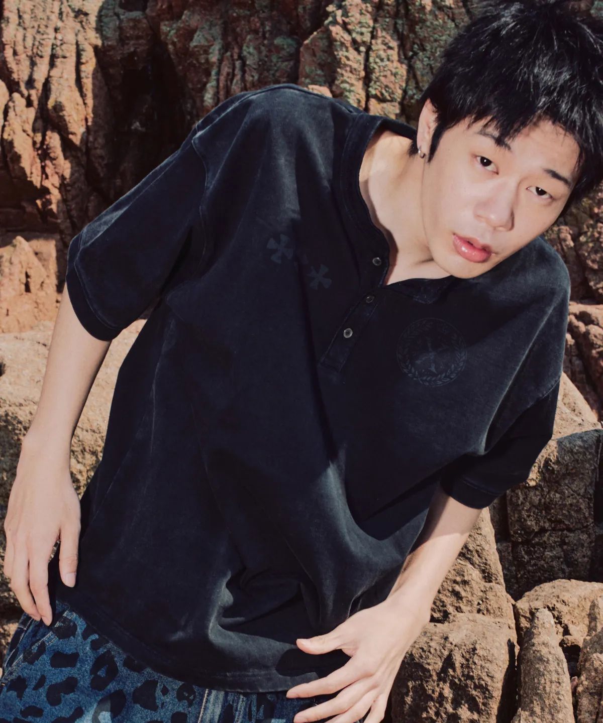 엑스톤즈(XTONZ) XTT141 클로버 빈티지 워싱 헨리넥 티셔츠 (BLACK)