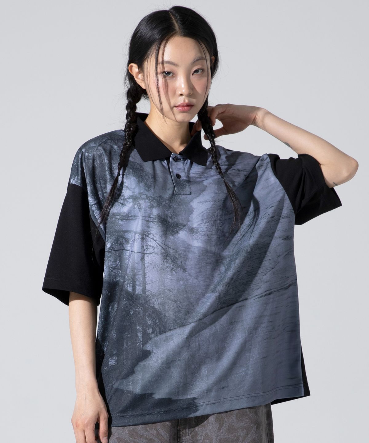 엑스톤즈(XTONZ) XTT139 미스트 그래픽 피케 카라 티셔츠 (BLACK)