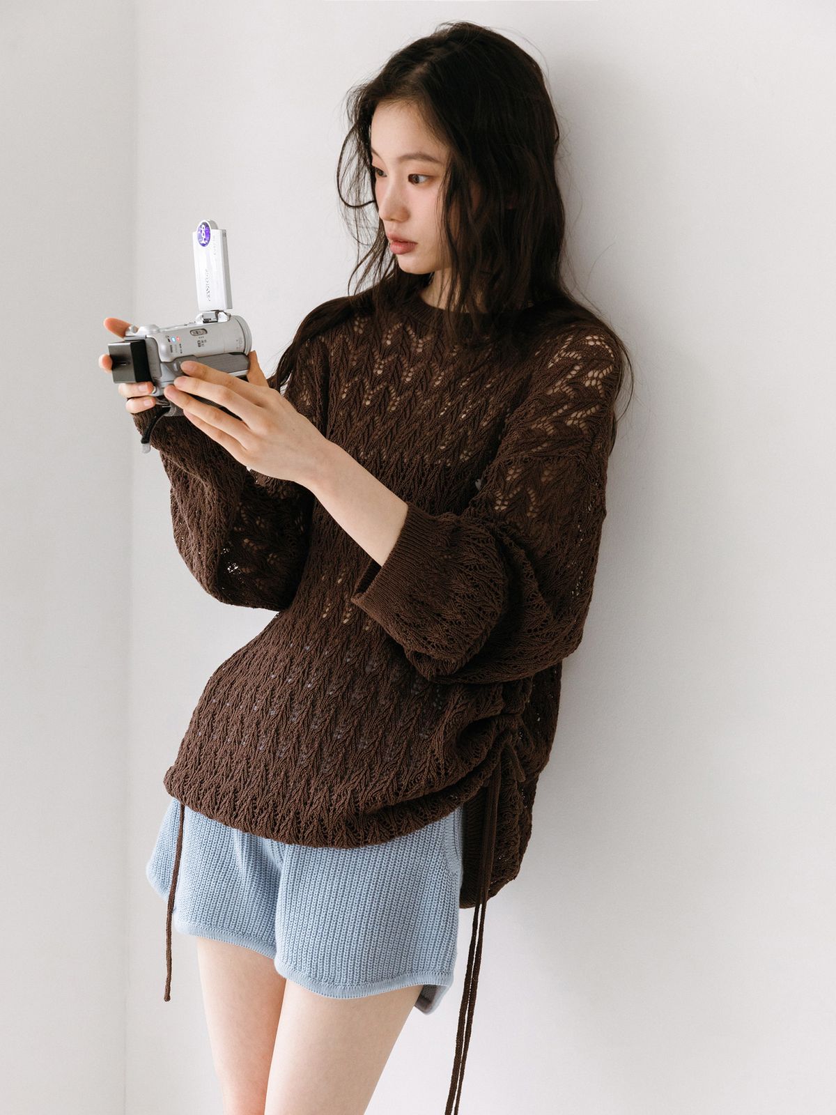 틴닛(TINKNIT) 비치 펀칭 스트링 니트 탑_브라운