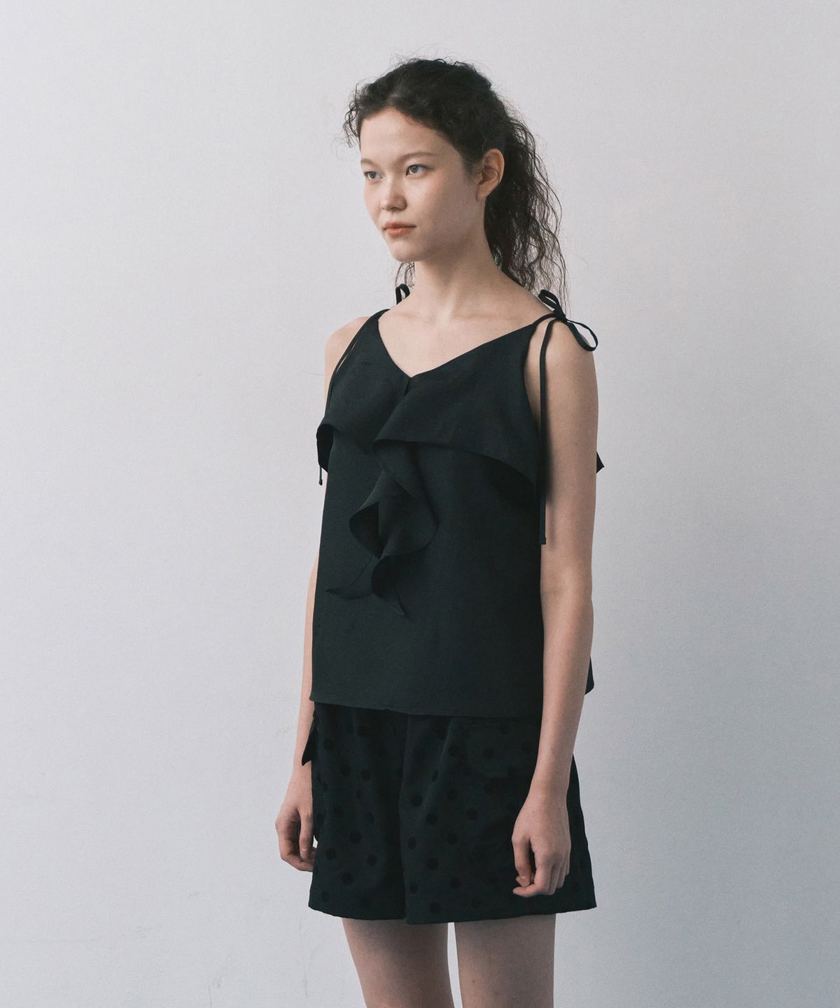 마이스(MAIS) RUFFLE CAMISOLE BLOUSE / BLACK