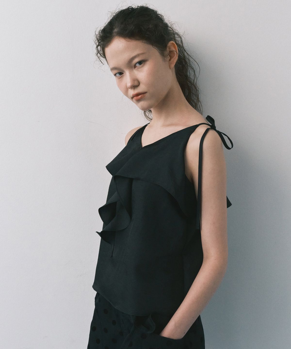 마이스(MAIS) RUFFLE CAMISOLE BLOUSE / BLACK