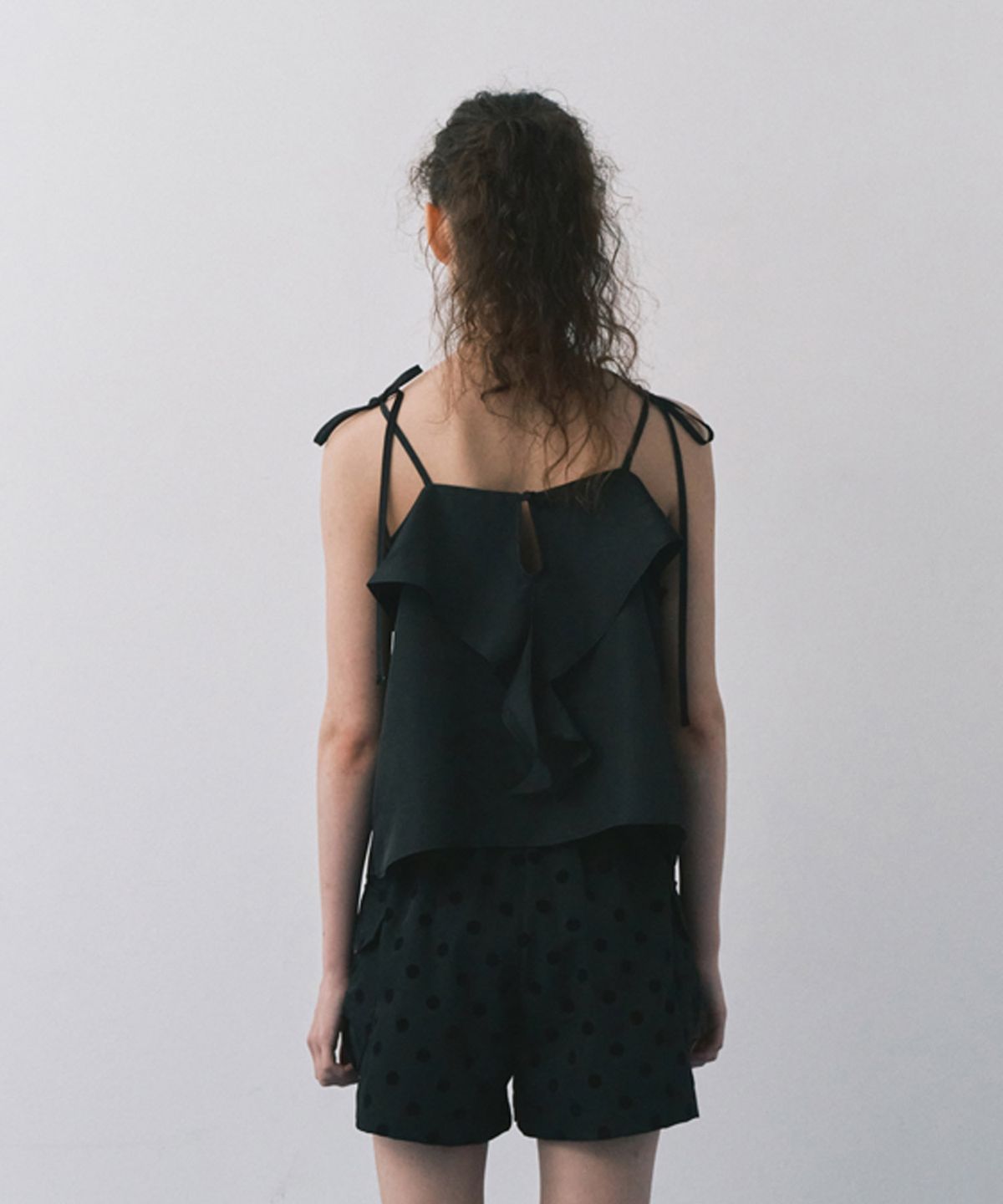 마이스(MAIS) RUFFLE CAMISOLE BLOUSE / BLACK