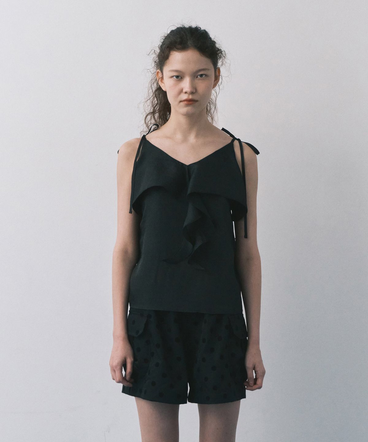 마이스(MAIS) RUFFLE CAMISOLE BLOUSE / BLACK