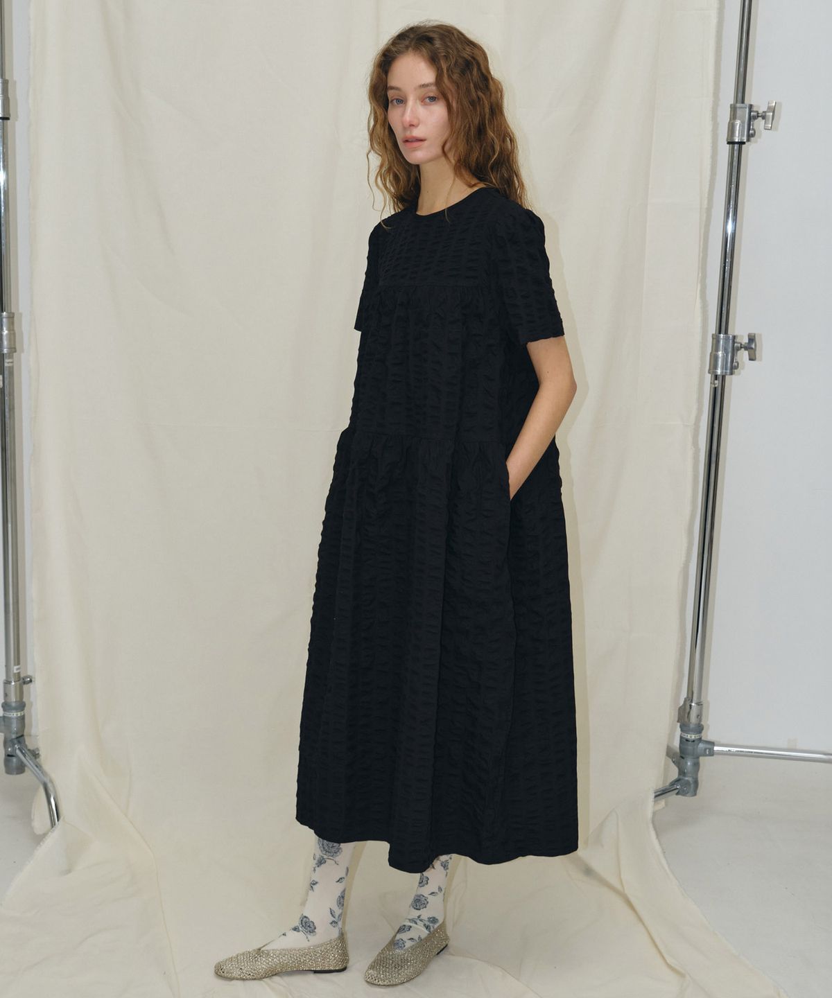 마이스(MAIS) HALF SLEEVE SEERSUCKER MAXI DRESS / BLACK