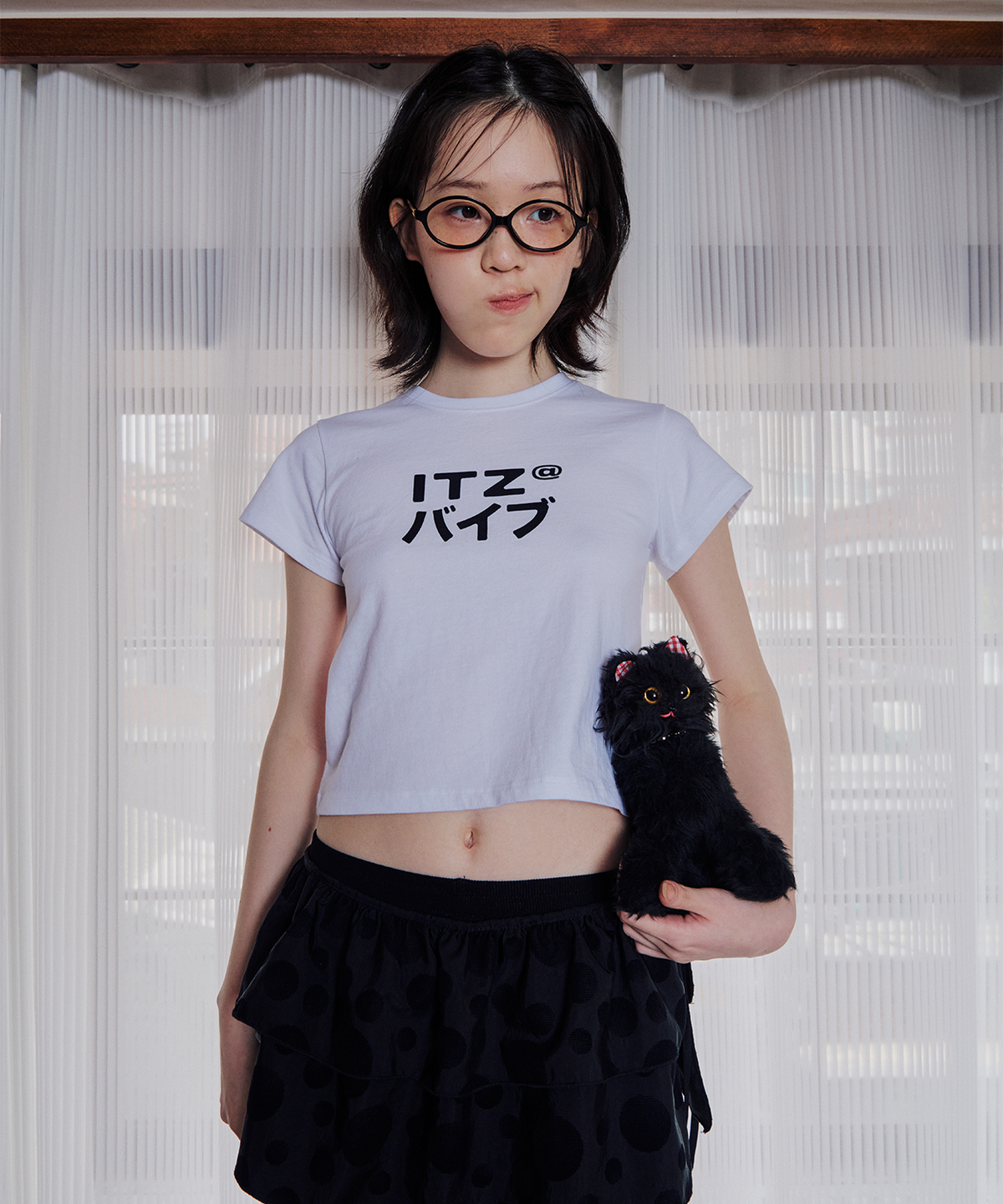 잇자바이브(ITZAVIBE) MIX LOGO CROP T SHIRT - WHITE