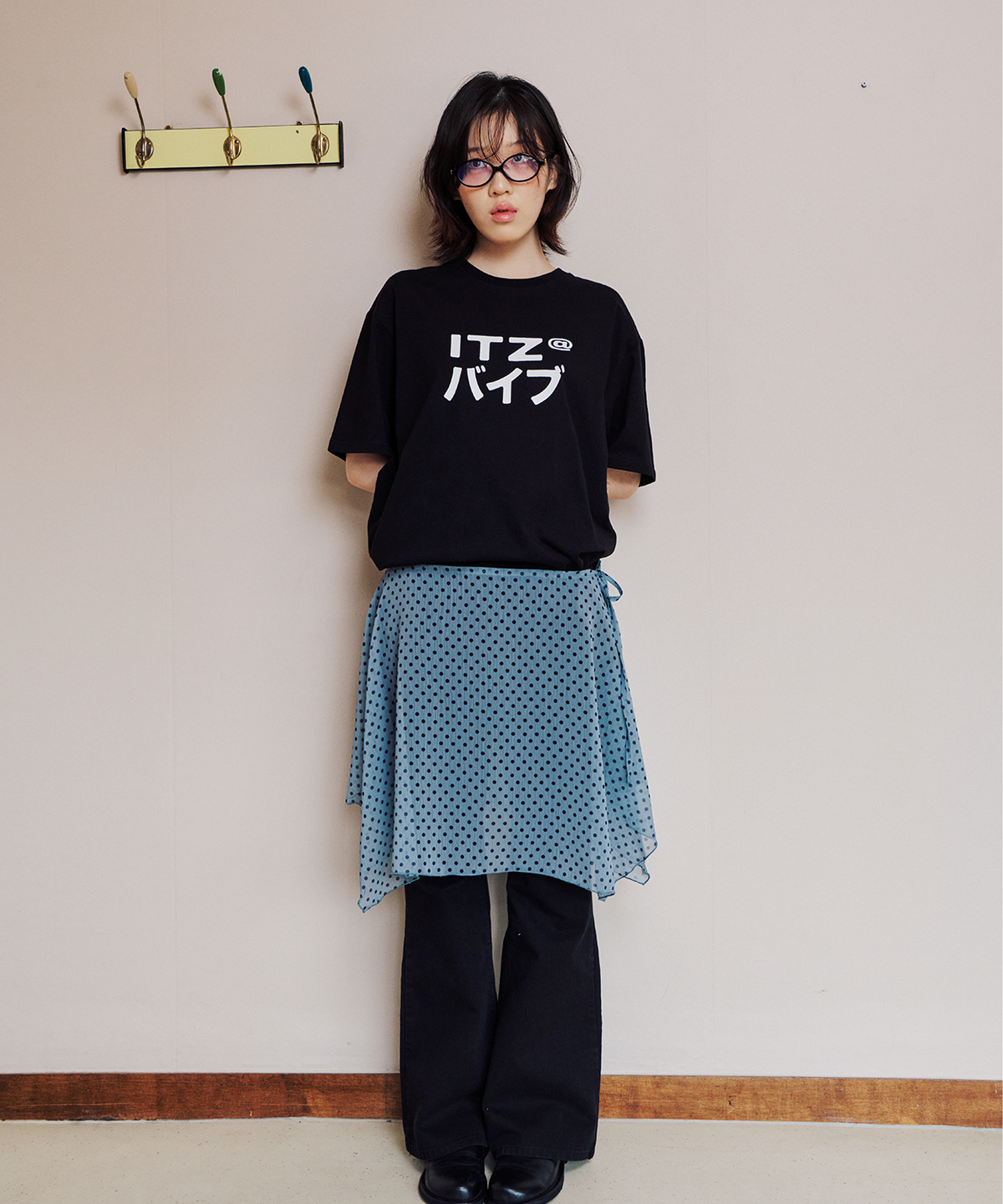 잇자바이브(ITZAVIBE) MIX LOGO T SHIRT - BLACK