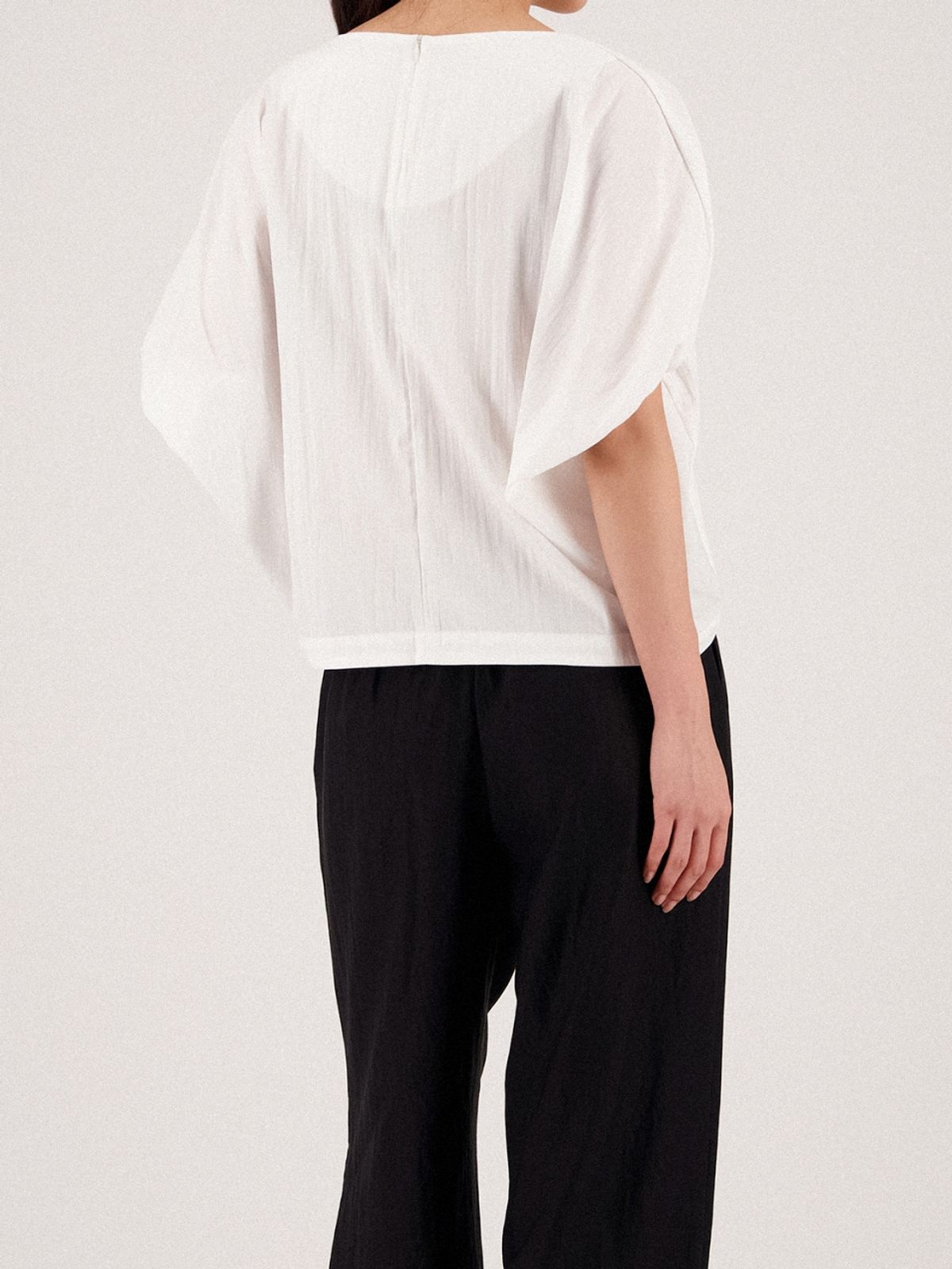 아쿠드(ACUD) Round Neck Raglan Blouse _White
