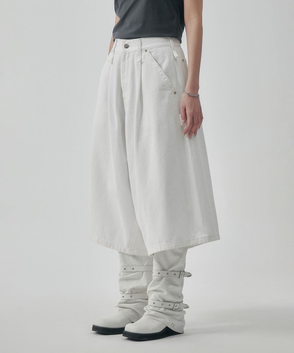트리밍버드(TREEMINGBIRD) Carpenter-Strap Bermuda Denim Pants [ Ivory ]