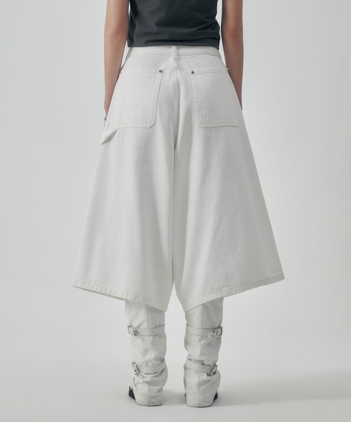 트리밍버드(TREEMINGBIRD) Carpenter-Strap Bermuda Denim Pants [ Ivory ]