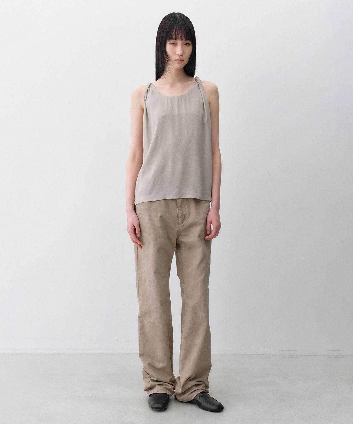 인사일런스 우먼(INSILENCE WOMEN) 드뮤어 슬리브리스 탑 BEIGE