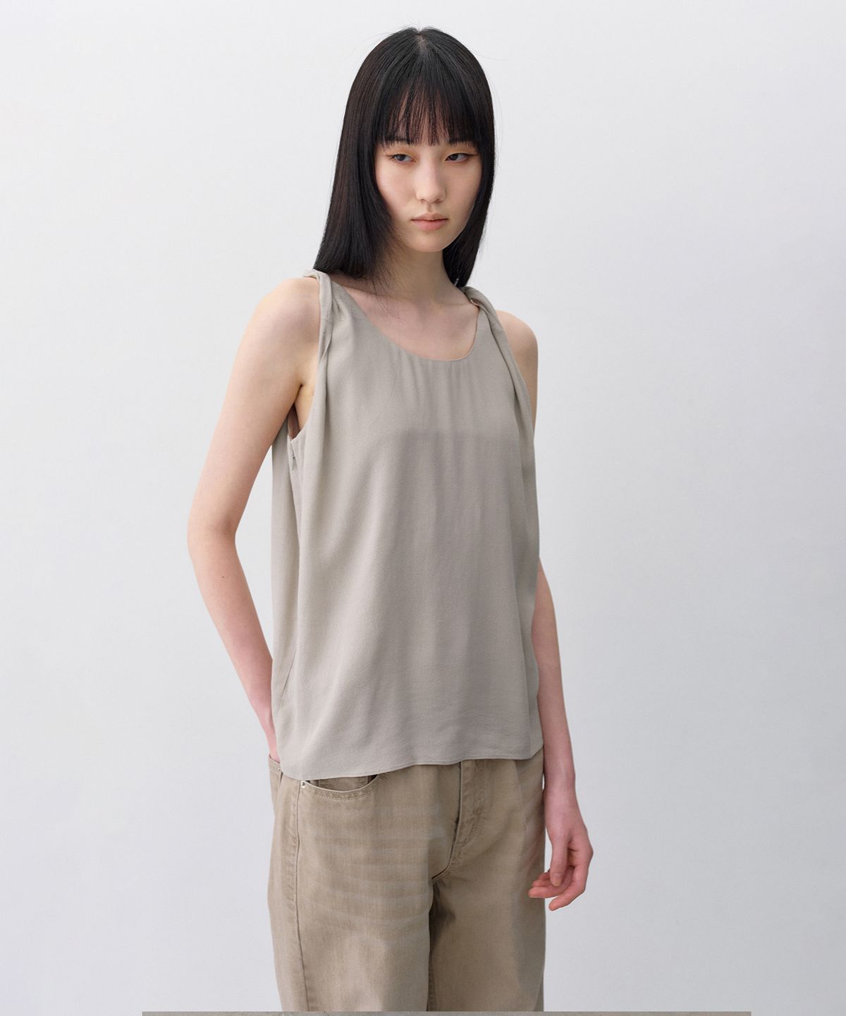 인사일런스 우먼(INSILENCE WOMEN) 드뮤어 슬리브리스 탑 BEIGE