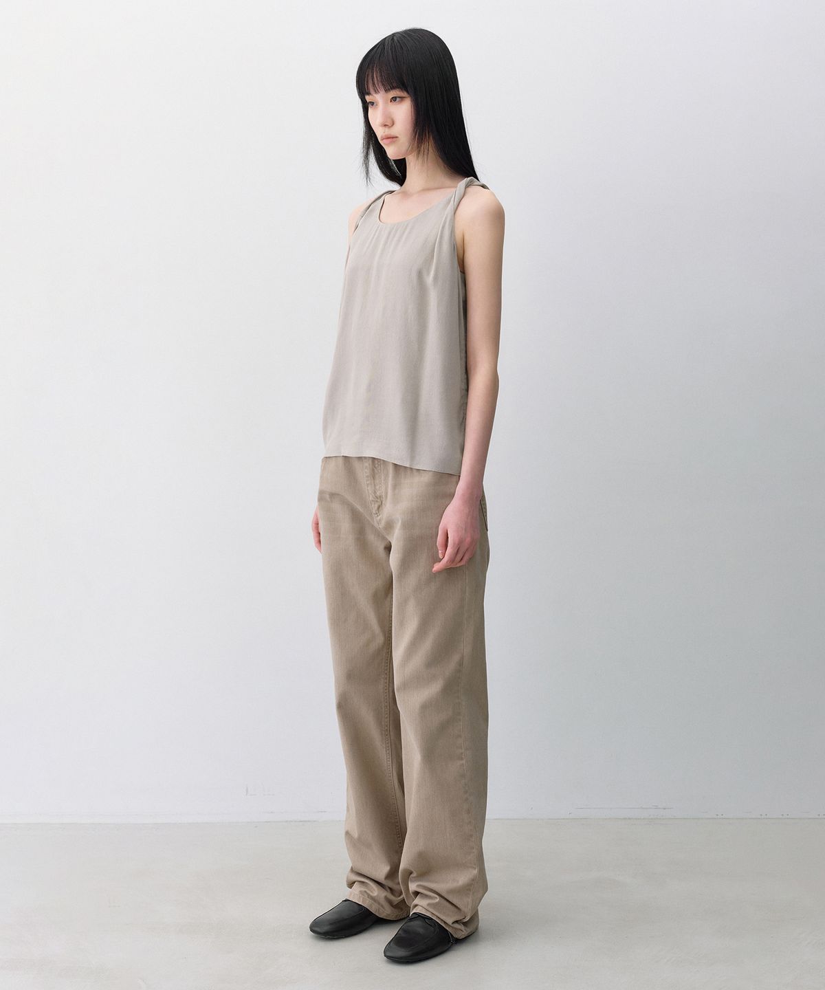 인사일런스 우먼(INSILENCE WOMEN) 드뮤어 슬리브리스 탑 BEIGE