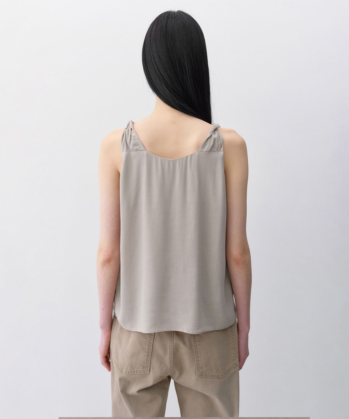 인사일런스 우먼(INSILENCE WOMEN) 드뮤어 슬리브리스 탑 BEIGE