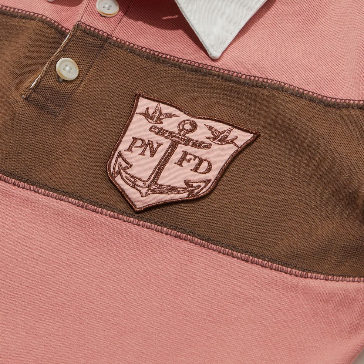 펜필드(PENFIELD) 스왈로우 럭비 크롭 티셔츠 브라운_FR2KT34F