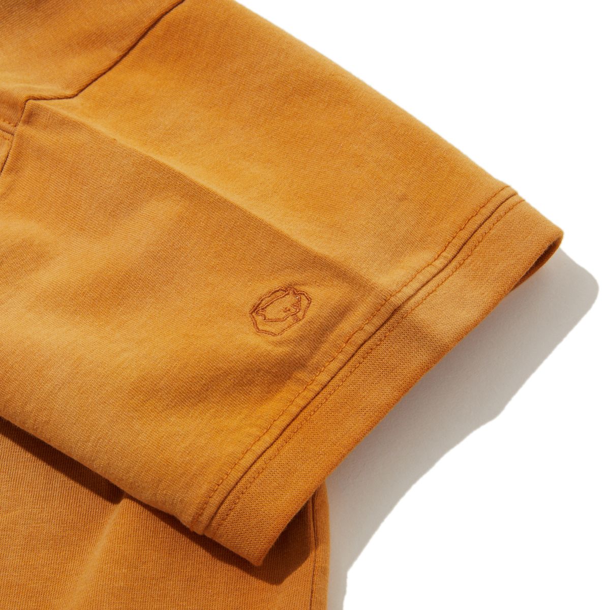 펜필드(PENFIELD) 메사추세츠 그래픽 워시드 빈티지 반팔티 머스타드_FR2KT98U
