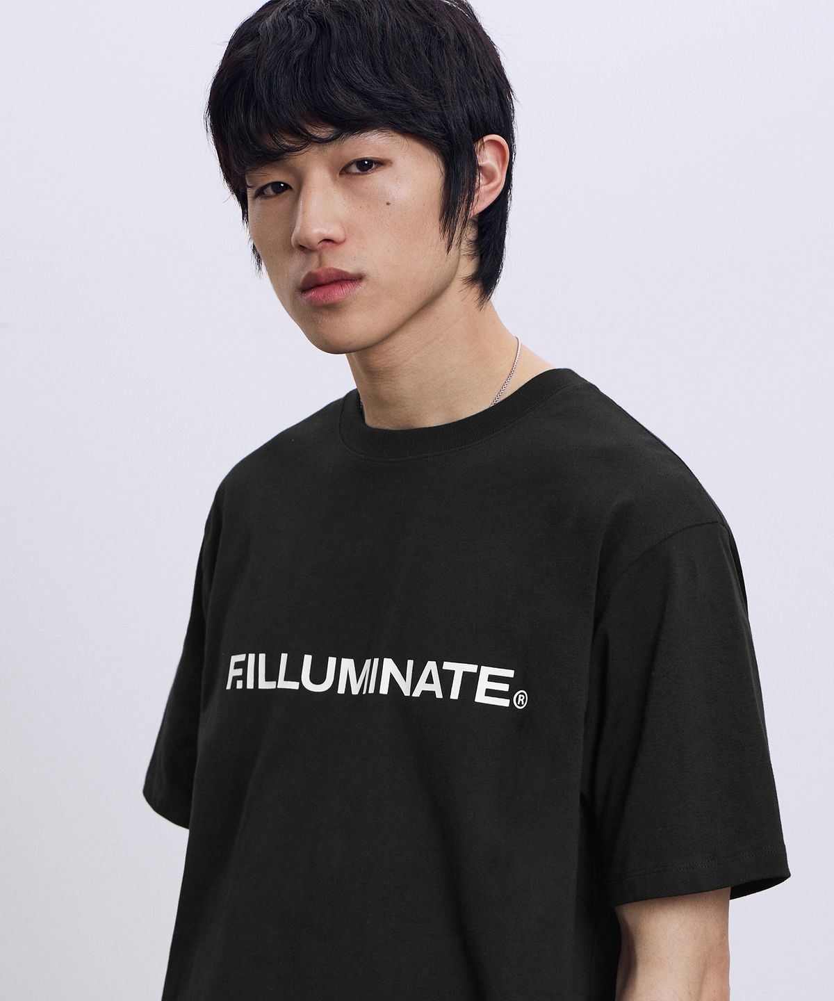 필루미네이트(FILLUMINATE) 시그니처 어센틱 로고 티셔츠-블랙