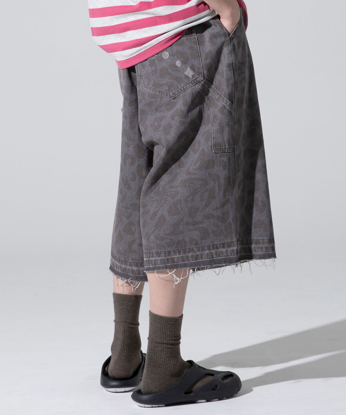 엑스톤즈(XTONZ) XP281 레오파드 카펜터 버뮤다 데님 팬츠 (GRAY)