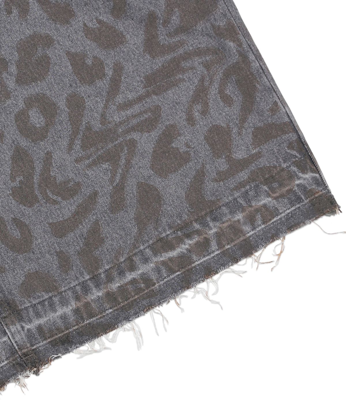 엑스톤즈(XTONZ) XP281 레오파드 카펜터 버뮤다 데님 팬츠 (GRAY)