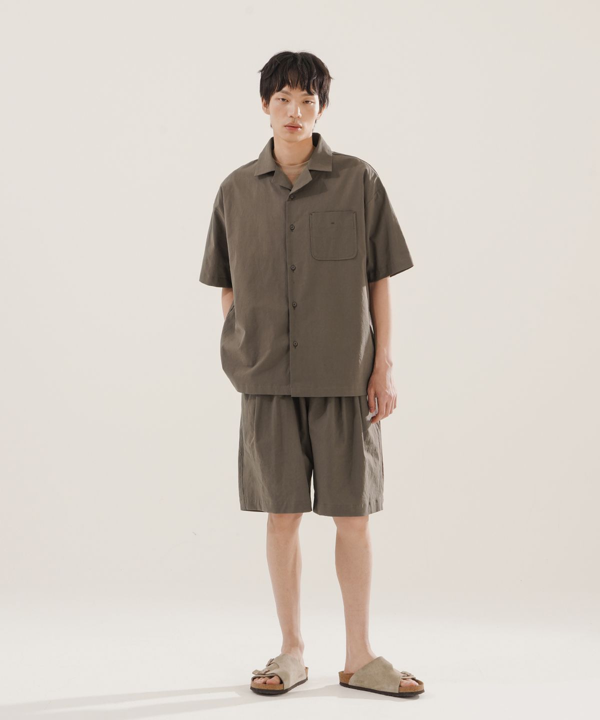 제멋(JEMUT) 오픈 카라 린넨 라이크 반팔셔츠 브라운 KJSS2622