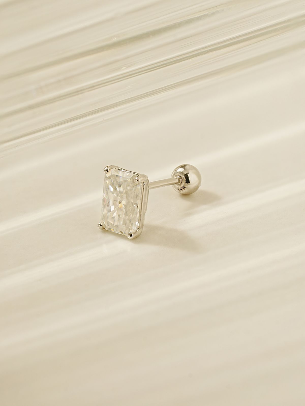미니멀피어싱(MINIMALPIERCING) 14K 모이사나이트 다이아 롬브 피어싱 귀걸이