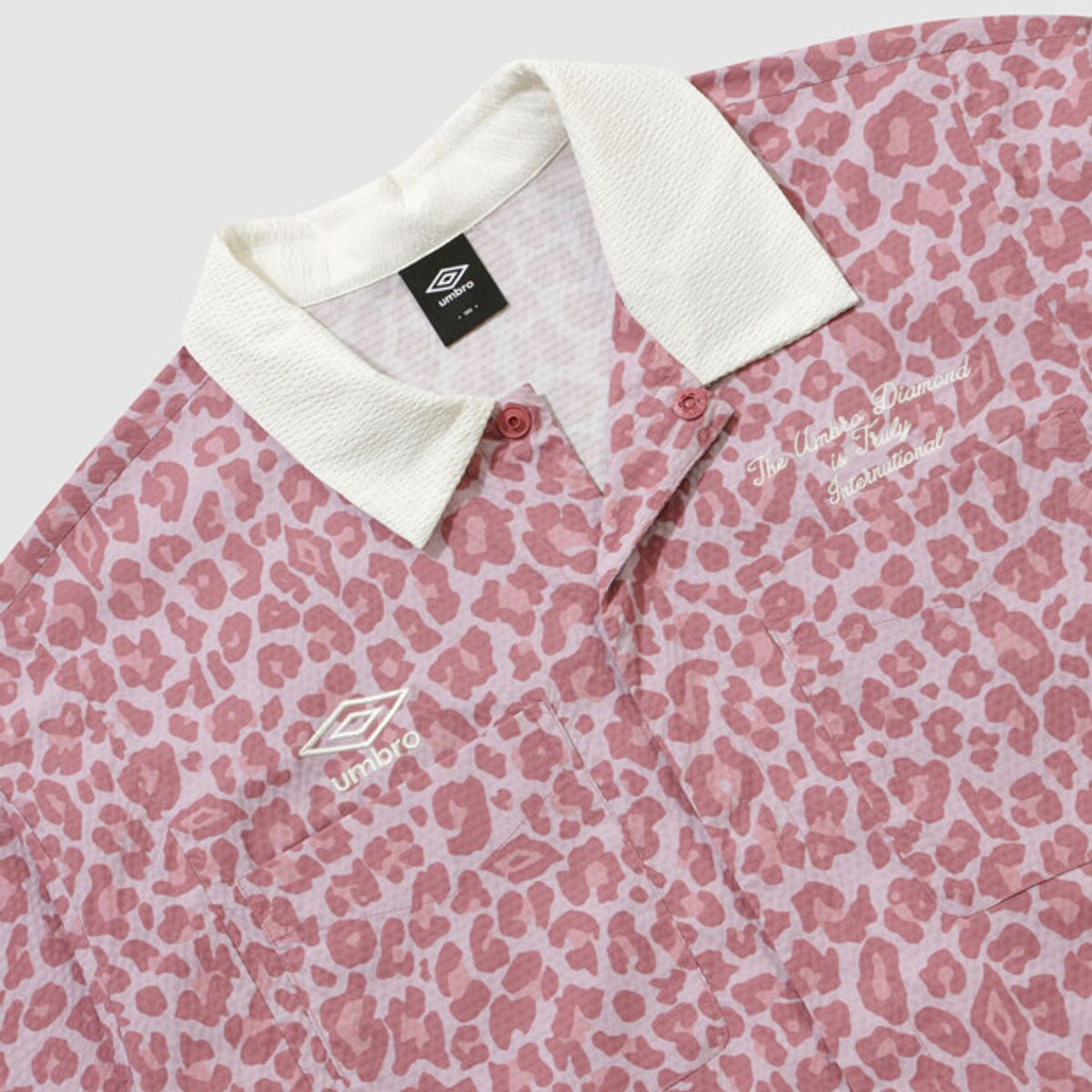 엄브로(UMBRO) 시어서커 반팔 셔츠 레오파드 레드(UQ221CJK65)