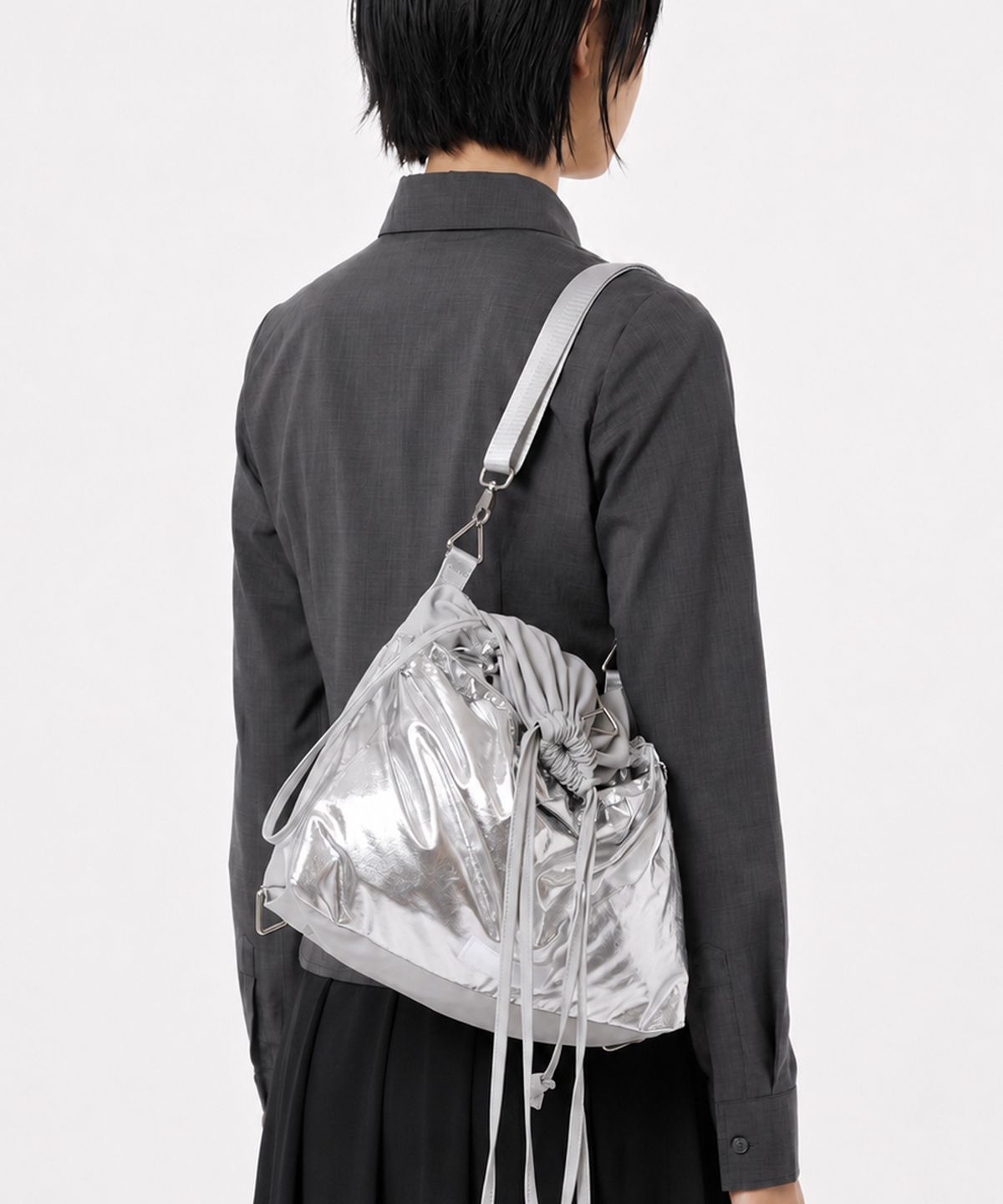 언더컨트롤 스튜디오(UNDERCONTROL STUDIO) 포켓 디테일 탈부착 스트랩 백팩 숄더백 여성 가방 2WAY LAYERED CABBAGE BAG / SILVER METAL LAYER