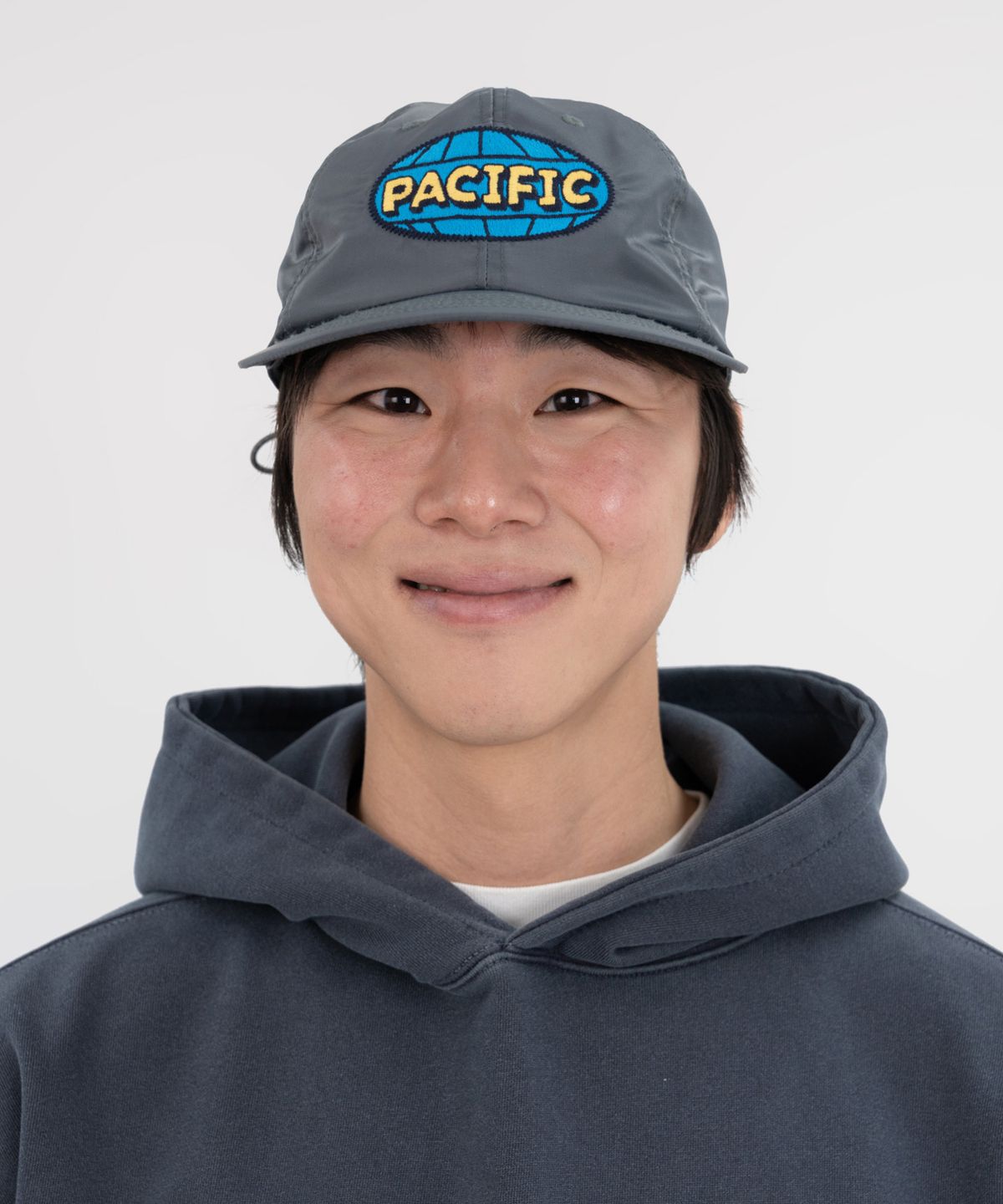 빅웨이브 컬렉티브(BIGWAVE COLLECTIVE) 퍼시픽 자수 나일론 와이드 캡 모자 (그레이)