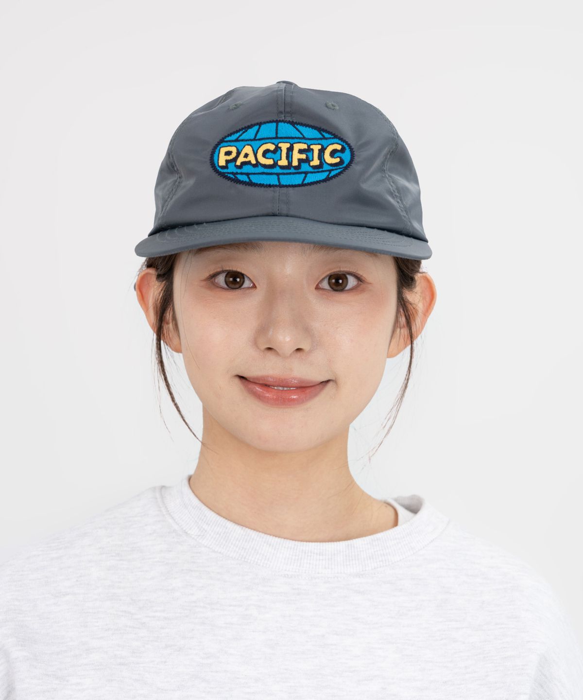 빅웨이브 컬렉티브(BIGWAVE COLLECTIVE) 퍼시픽 자수 나일론 와이드 캡 모자 (그레이)