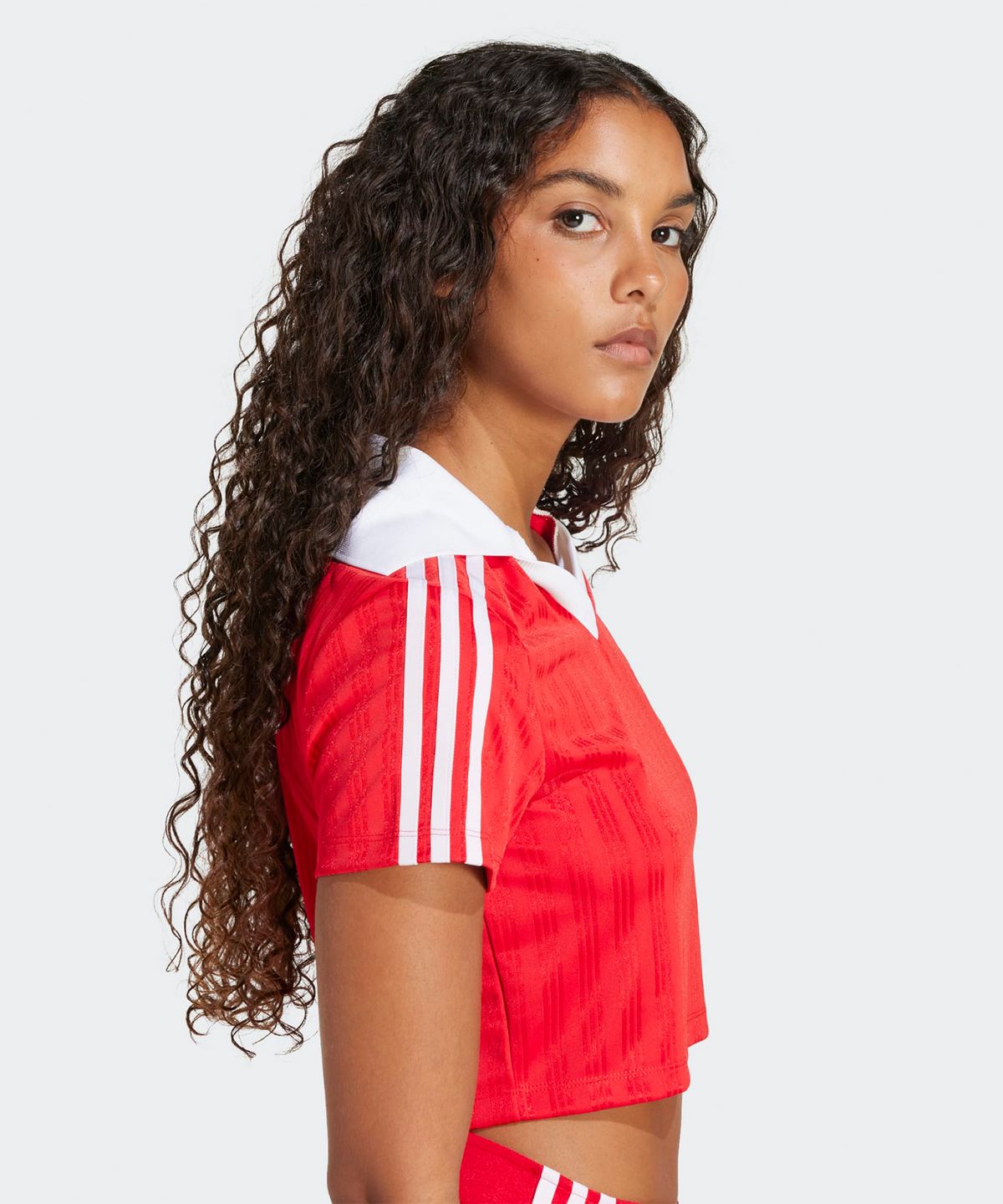아디다스(ADIDAS) 풋볼 자카드 브이넥 크롭 폴로 셔츠 - 레드 / JD2607