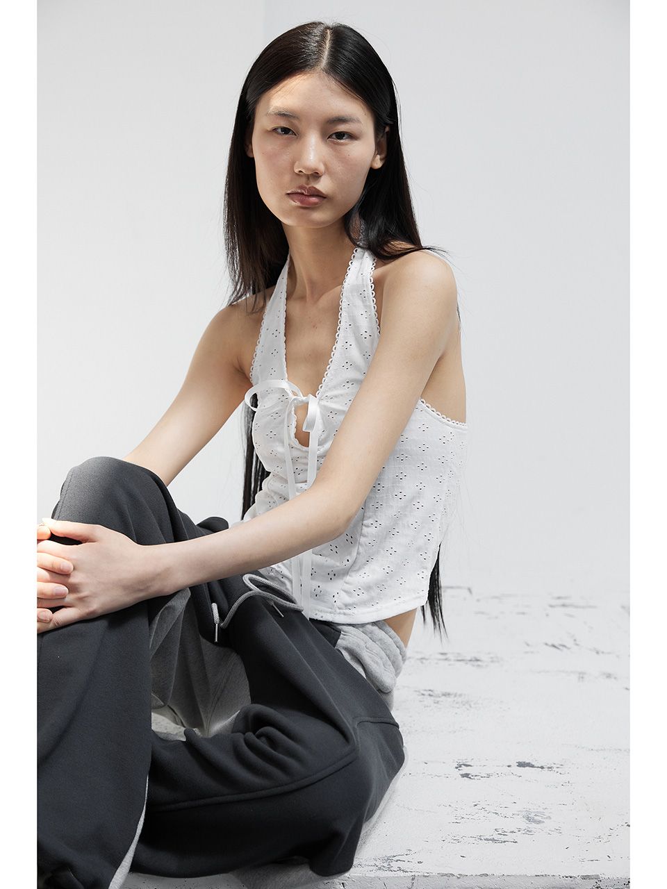 [CERRIC] LACE HALTER NECK TIED SLEEVELESS /追跡付 MUSINSA | CERRIC LACE HALTER NECK TIED SLEEVELESS / WHITE