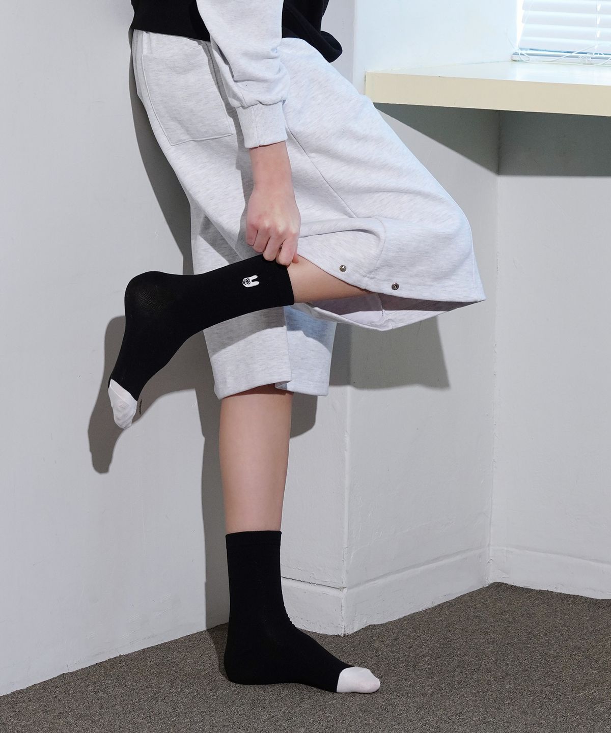 스튜디오 싹스탑(STUDIO SOCKSTOP) OOSS 용궁토끼 페이스 자수 양말 블랙