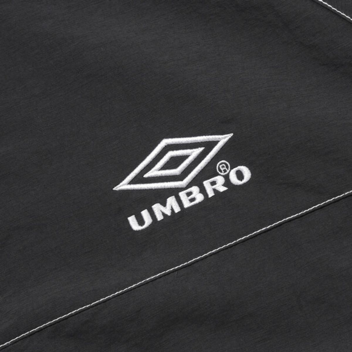 엄브로(UMBRO) 크리스피 타슬란 긴팔 바람막이 자켓 차콜(UQ221CJK57)