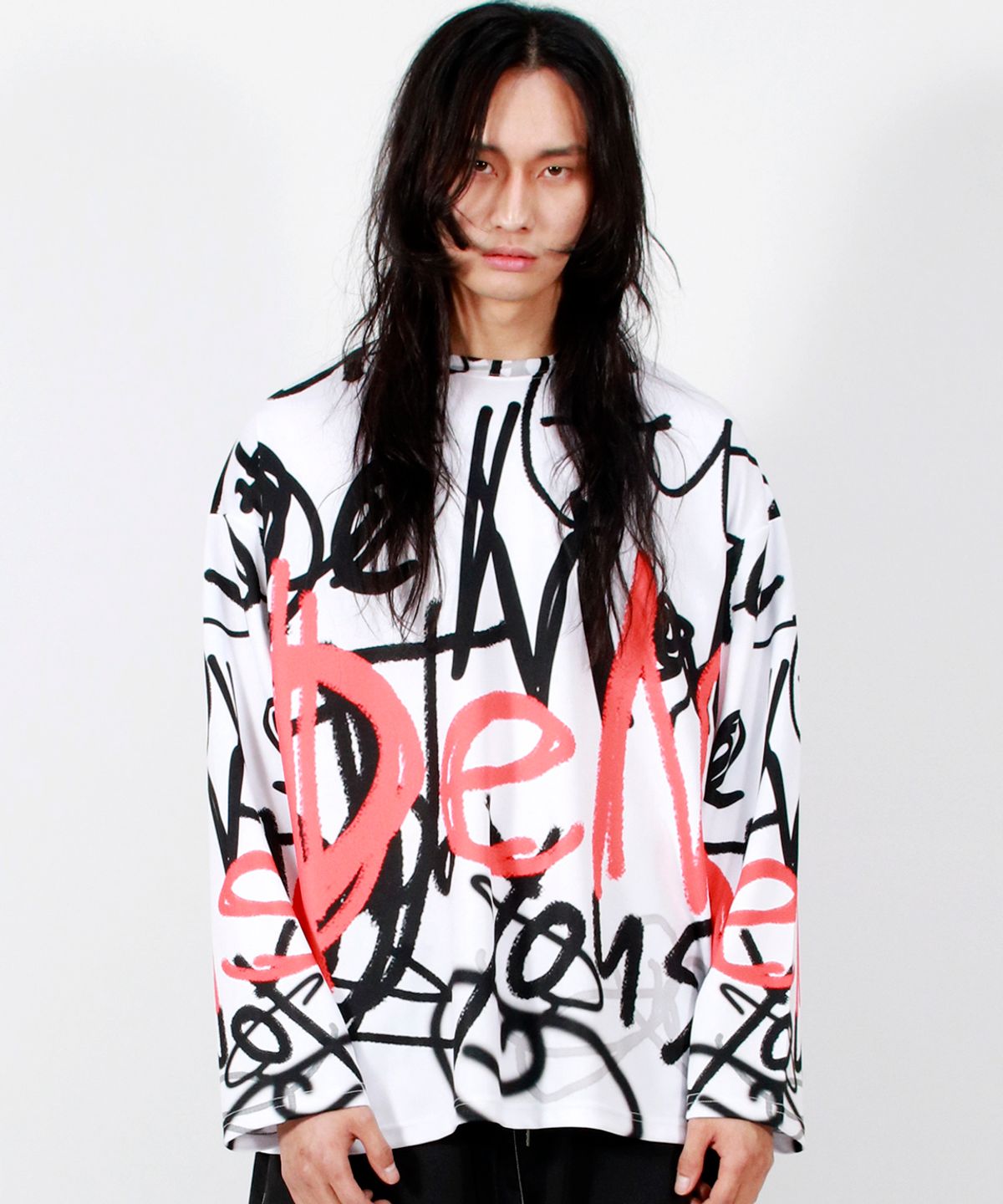드마크(DEMARC) M STREET GRAFFITI OVERSIZED LONG-SLEEVE T-SHIRT