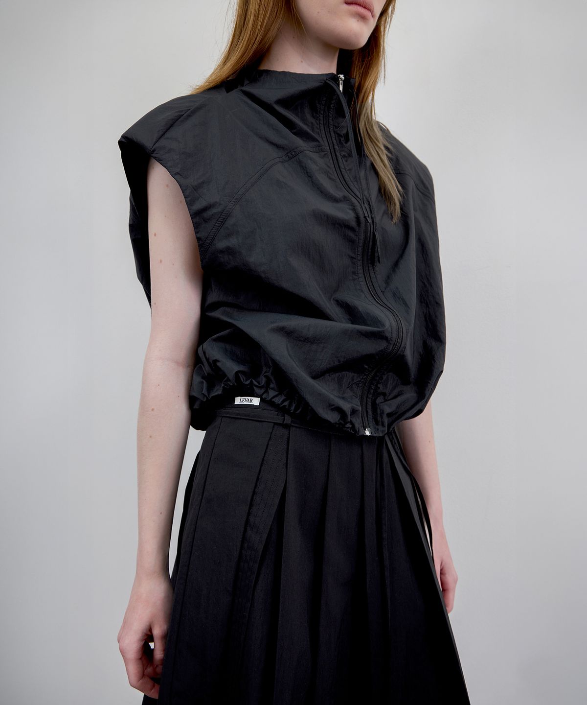 르바(LEVAR) Cool Breeze Sleeveless Anorak - Black