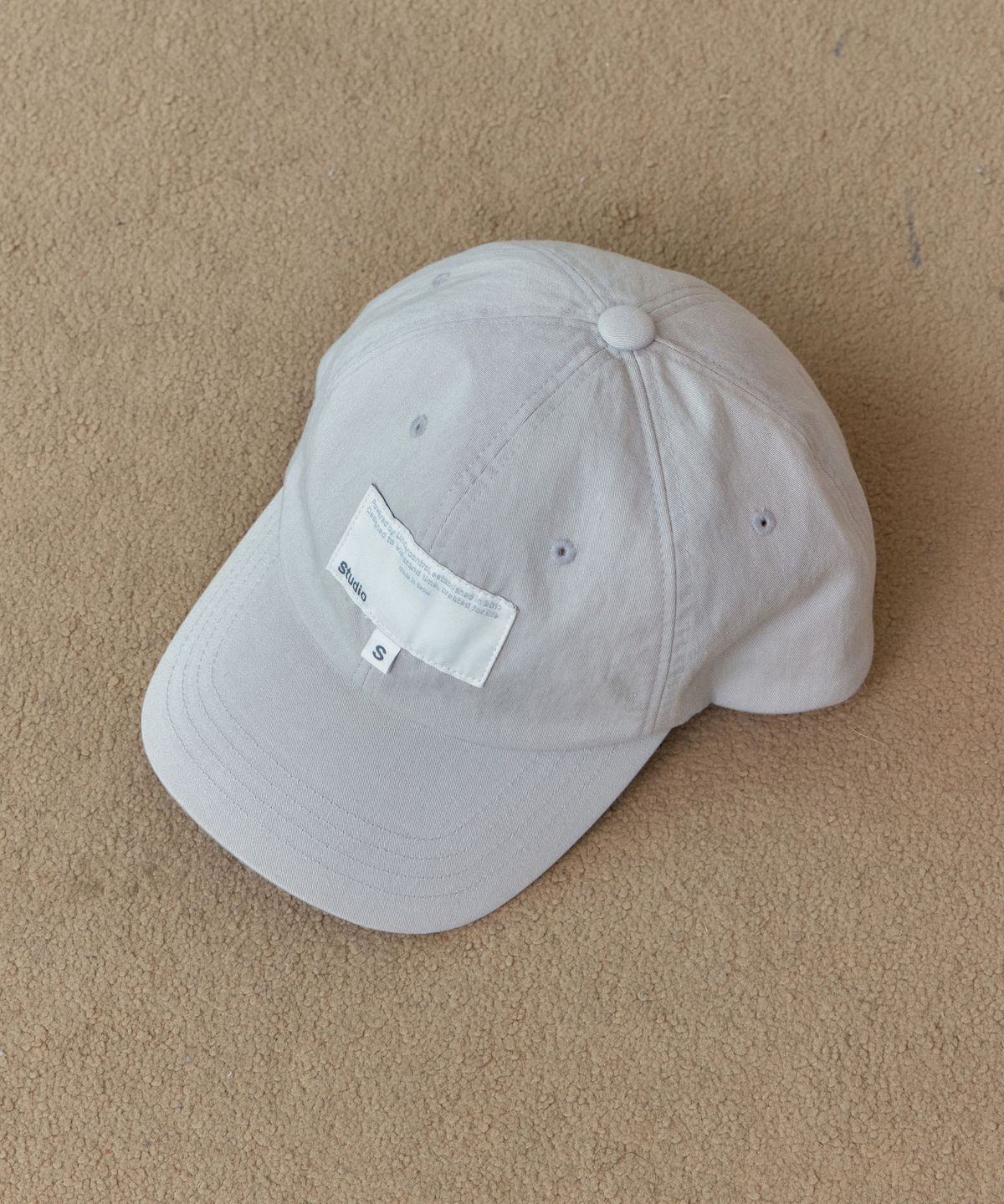 언더컨트롤 스튜디오(UNDERCONTROL STUDIO) 라벨 디테일 볼캡 BALL CAP / S LABEL / WASHED GREY