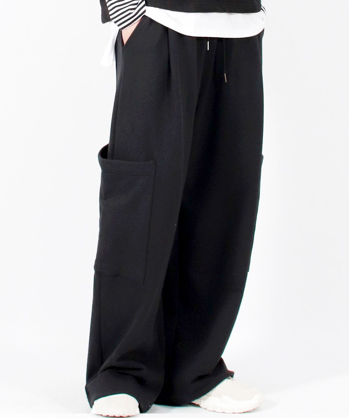 드마크(DEMARC) M SIDE POCKET WIDE ONE-TUCK REAL STREET SWEAT PANTS BLACK