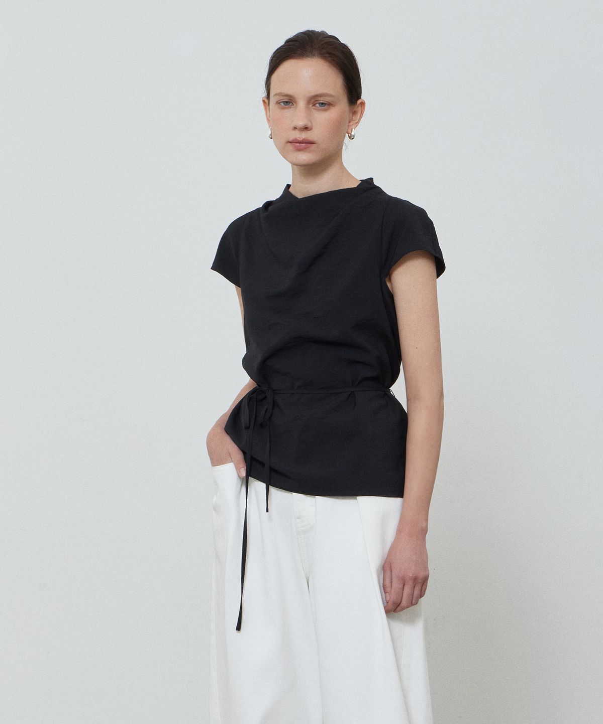 노티아(NOTIA) DRAPE CAP SLEEVE BLOUSE - BLACK