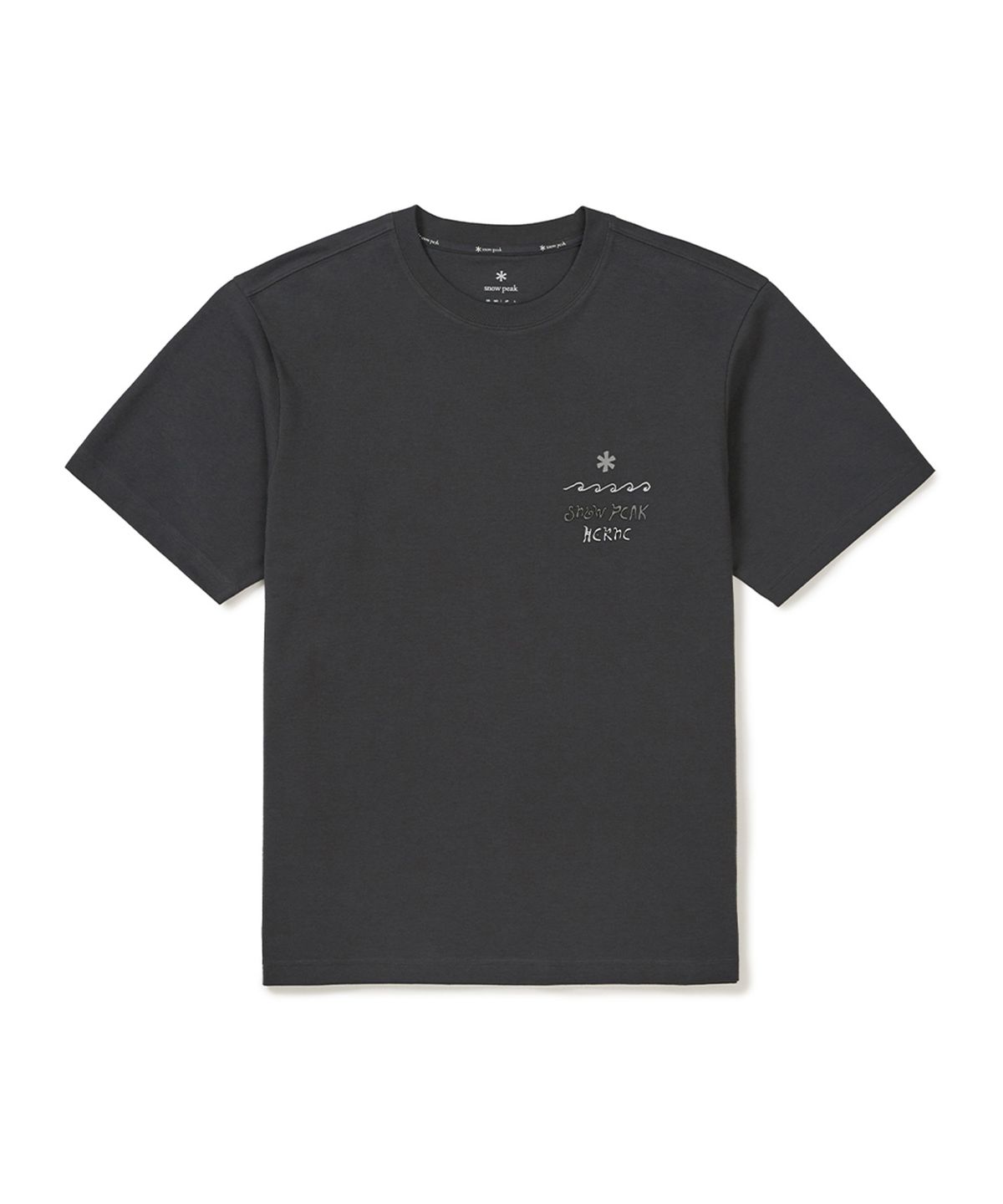 스노우피크 어패럴(SNOWPEAK APPAREL) [스노우피크 X 헤르시] 레터링 반팔 티셔츠 (S25MMFTS38) Dark Charcoal