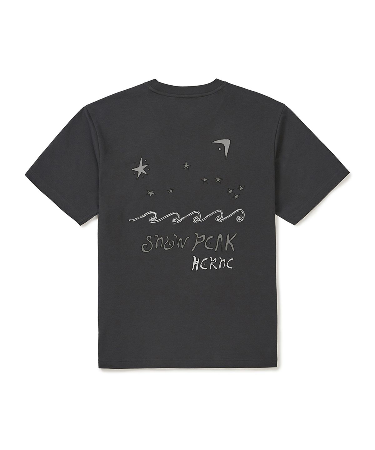 스노우피크 어패럴(SNOWPEAK APPAREL) [스노우피크 X 헤르시] 레터링 반팔 티셔츠 (S25MMFTS38) Dark Charcoal