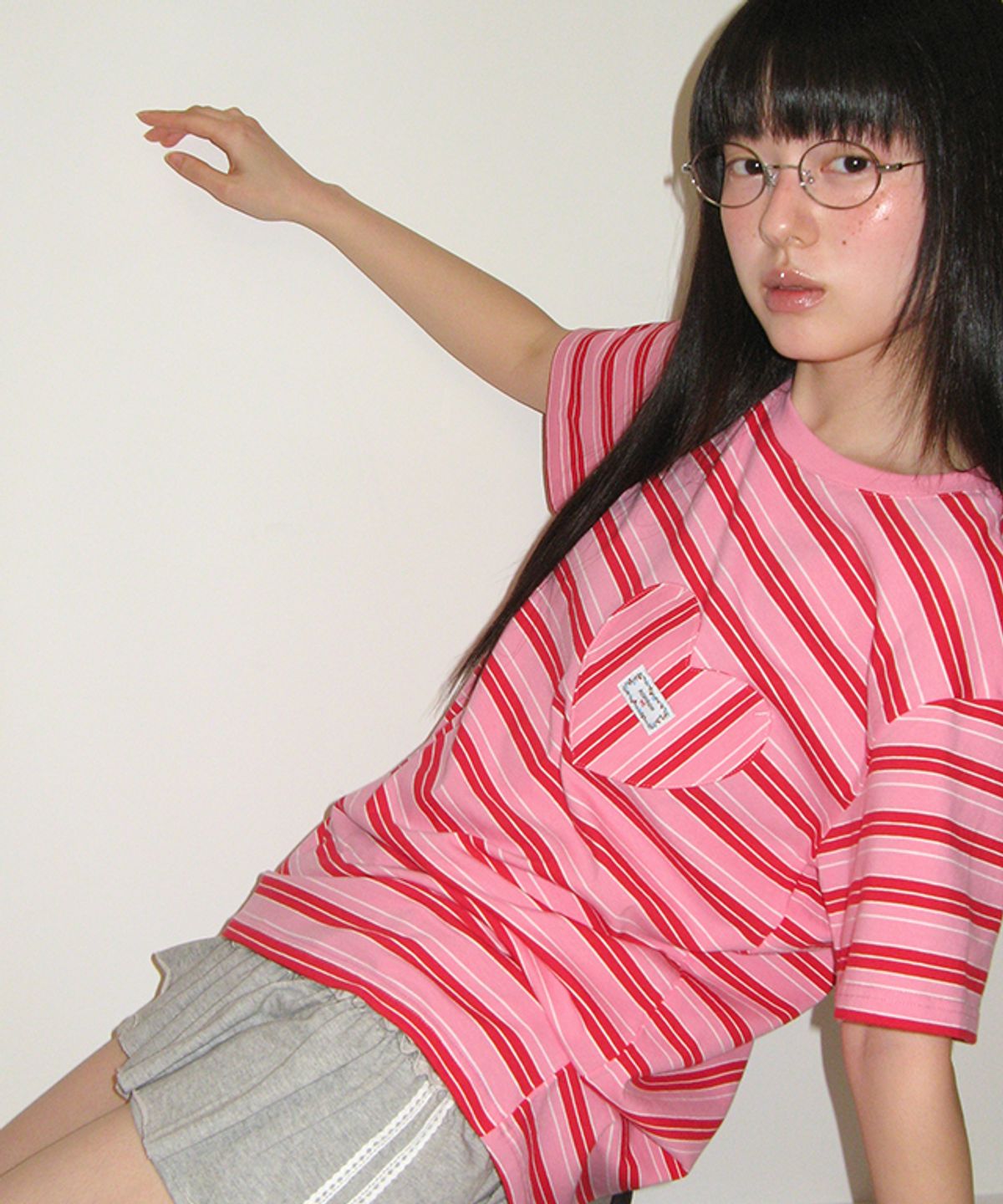 론론(RONRON) MULTI STRIPE HEART POCKET BASIC FIT T SHIRT RED